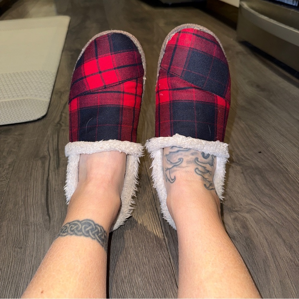DAMAGED TOMS Slippers Buffalo Plaid Faux Fur Used 8 Womenโs